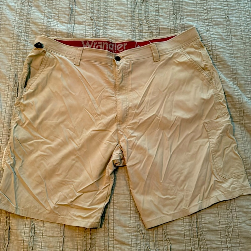 Wrangler Men’s shorts size 44 waist stretchable waistband